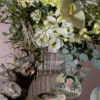 Blumenstrauß "Sophisticated Samantha" mit Achselkuss Monoi
