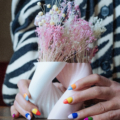 Trockenblumengesteck in Design-Vase aus der Blumen Mitzi Valentins-Edition